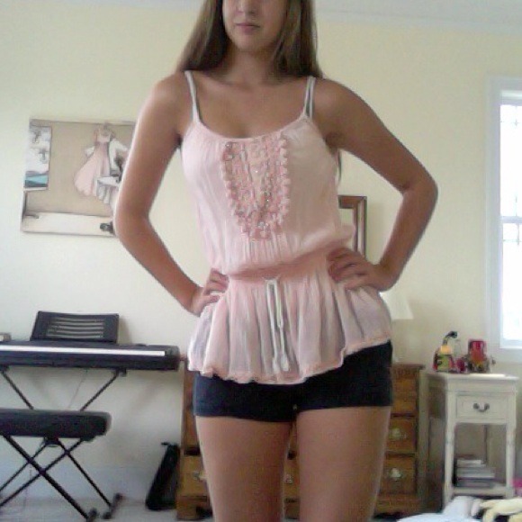 A cute pink top💗 - Picture 2 of 4