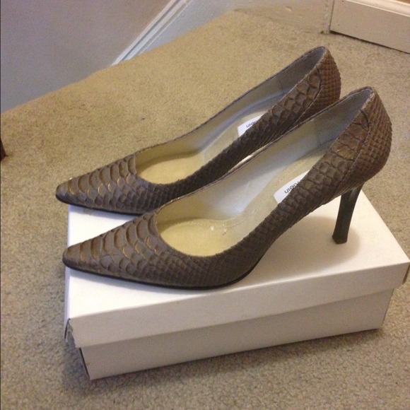 Snakeskin embossed pumps