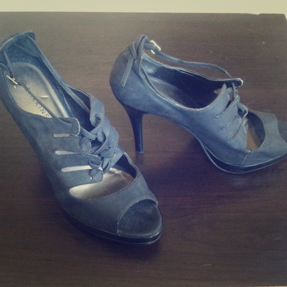 Size 10 charcoal coloured lace up heels.