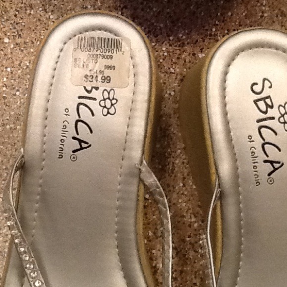 Sandals - Picture 2 of 4