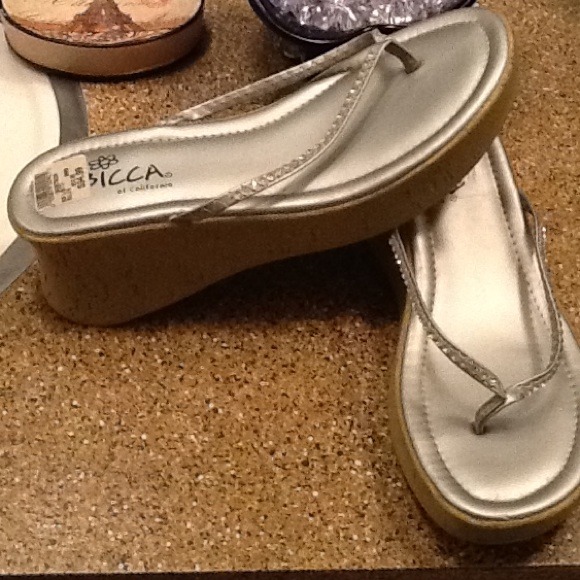 Sandals - Picture 3 of 4