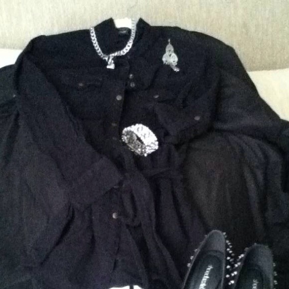 🎉🎉SOLD🎉🎉COTTEN BUTEN UP SHIRT