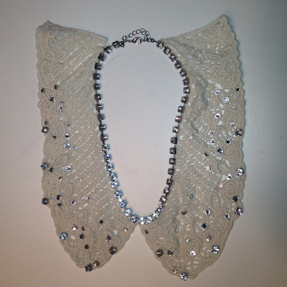 Knitted bejeweled collar necklace