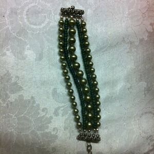 Vintage style green pearl bracelet soooo cute