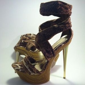 ❌SOLD❌Stylish Ladies High Fashion heels👠