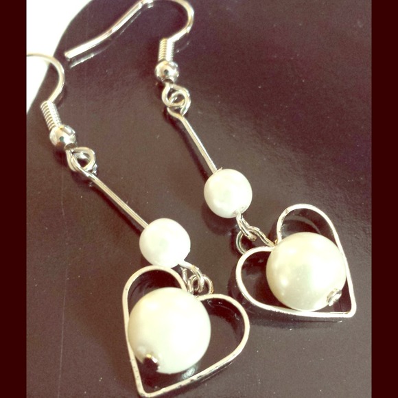 Pearl in a Heart Earring - Picture 1 of 2