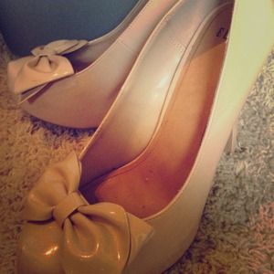 Bow heels