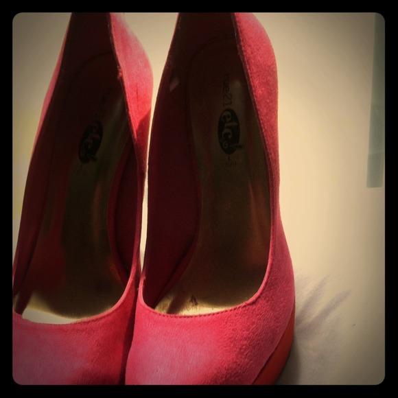 Hot pink heels have a lil bit of blue in it - Picture 1 of 1