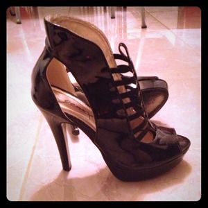 Black sexy peep toe pumps!