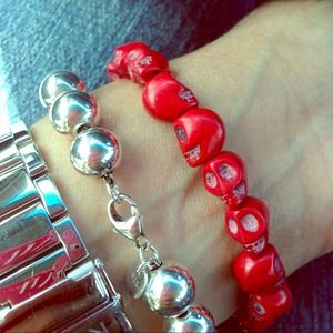 🎀Stretchy red skull bracelet💀