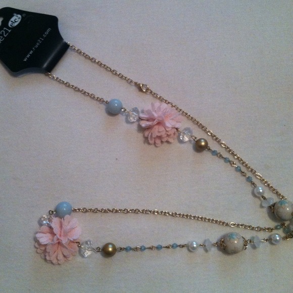 Beautiful Beaded/flower necklace. - Picture 2 of 3