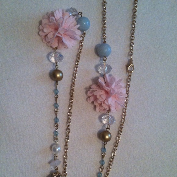 Beautiful Beaded/flower necklace. - Picture 3 of 3