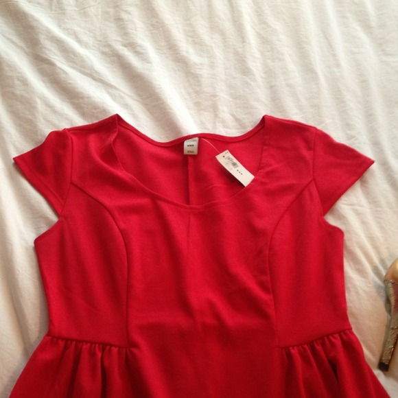 Knee length red dress - Picture 2 of 3