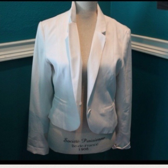 RESERVED✋✋Adorable white blazer!