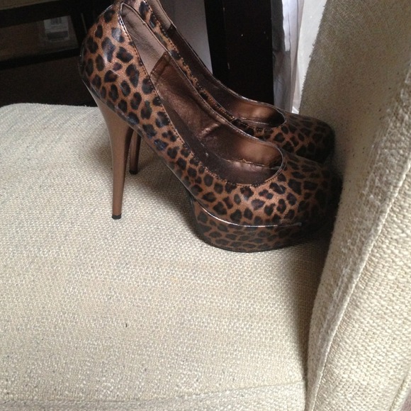 Leopard Print Pump - Picture 2 of 2