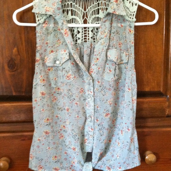 Light blue, flower button, sleeveless blouse