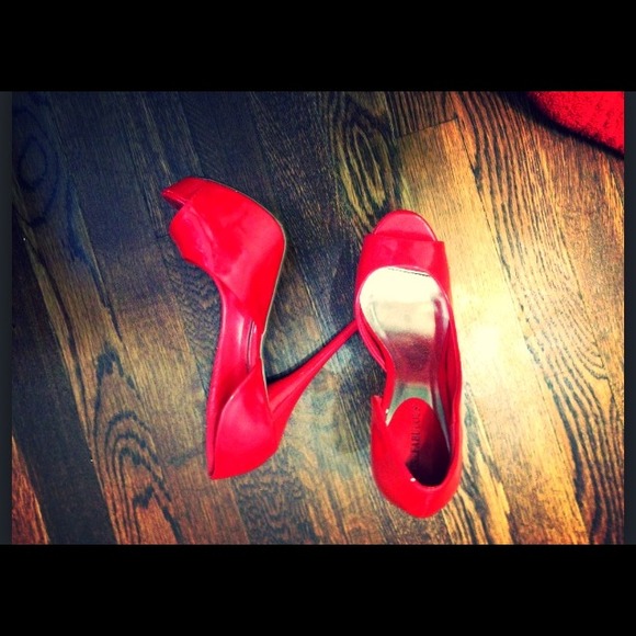 Approx Heel Height: 5"
Approx Platform Height: 1"