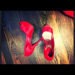 Approx Heel Height: 5"
Approx Platform Height: 1"