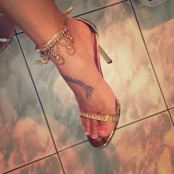 GOLDEN HEELS SIZE 6 1/2