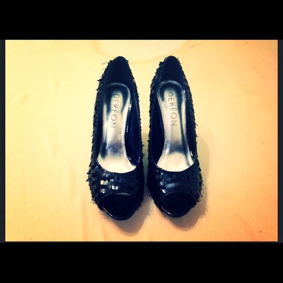 Simple and cute Black Squeeze high heels <3