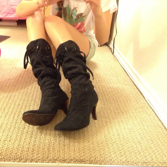 Adjustable black mid boot