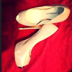 Approx Heel Height: 5"
Approx Platform Height: 1"