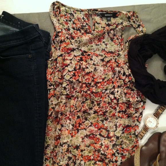 Floral Ruffle Top - Picture 2 of 4