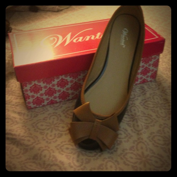 NIB Wanted Empire Flat in Black