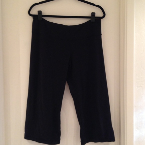 SOLD Lululemon Cropped yoga pant  in black
