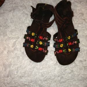 Adorable brown flower sandals!