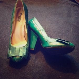 Green/teal-ish heels size 6