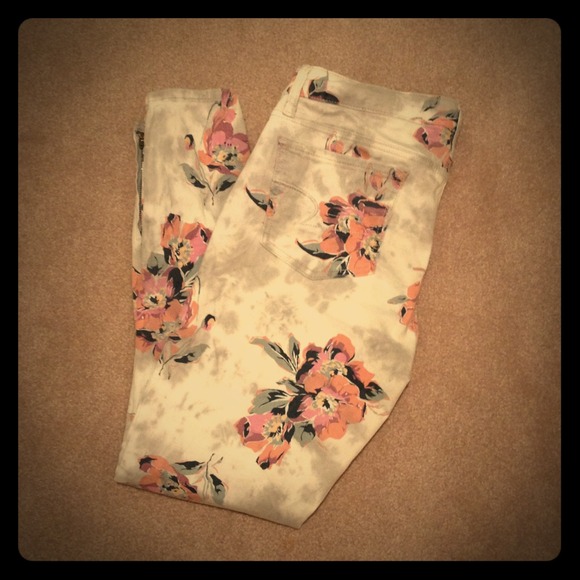 ❌❌❌SOLD❌❌❌ SOLD TO PLATO'S CLOSET! Floral jeans