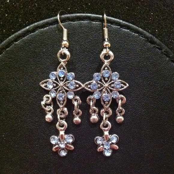 Dangle fashion earrings in blue