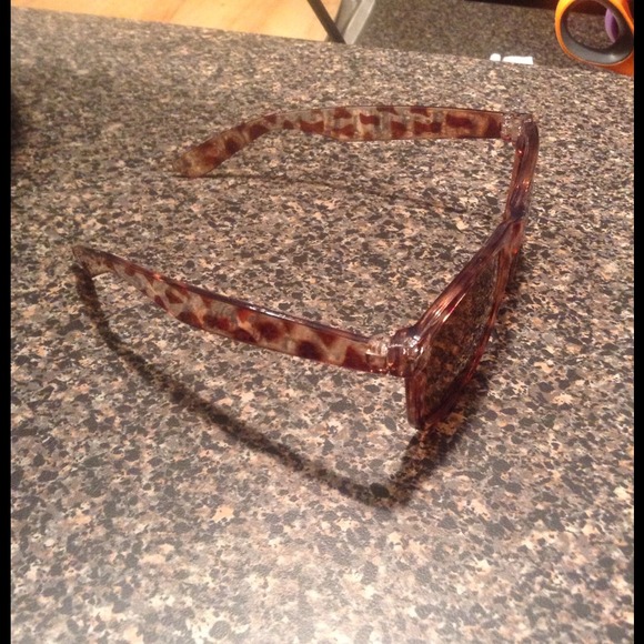 096 Animal print sunglasses🚫HOLD🚫 - Picture 2 of 2