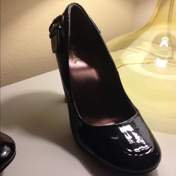 BUNDLED Black patent pump SOLD