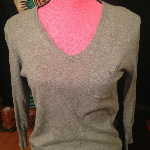 Grey pullover sweater. - Picture 4 of 4