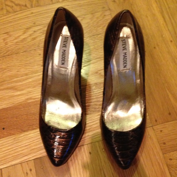 Steve Madden Shoes - Steve Madden brown alligator pumps