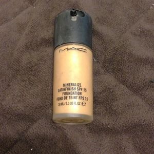 Sold!  mineralized Skinfinish Foundation NC42