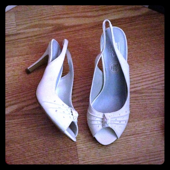 SOLD ✅✅✅✅✅White slingback heels