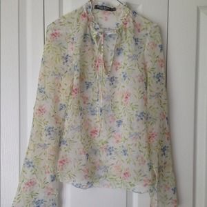 Bisou floral blouse, perfect condition.