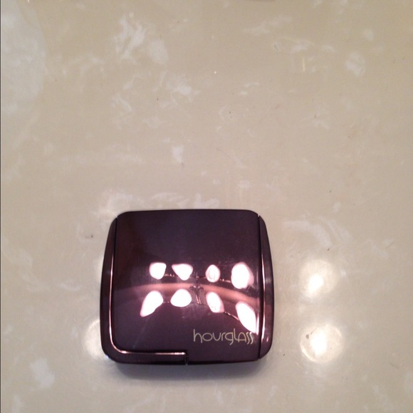 S O L D  Hourglass Ambient Lighting Powder - Picture 1 of 2