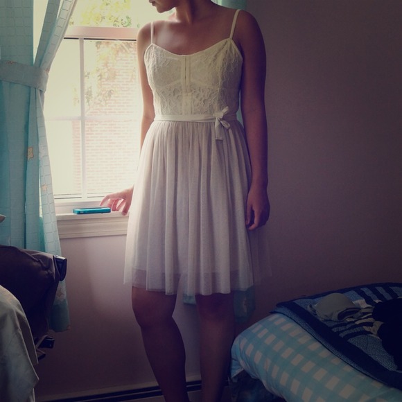 American Eagle cream lace and tulle dress