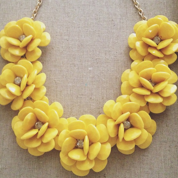 Jewelry - 🚩Host pick🚩 Flower beaded necklace