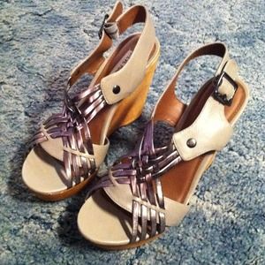 Size 9 Steve Madden wedges super comfy !!