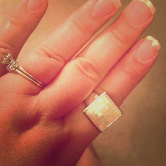 Capis (mother of pearl) tiled ring