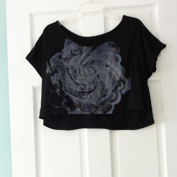 🚨SALE🚨Black cropped shirt with grey rose
