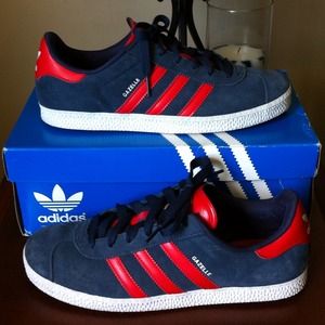 RSVD JENNY 🅾REDUCED🅾 💯 Authentic Adidas