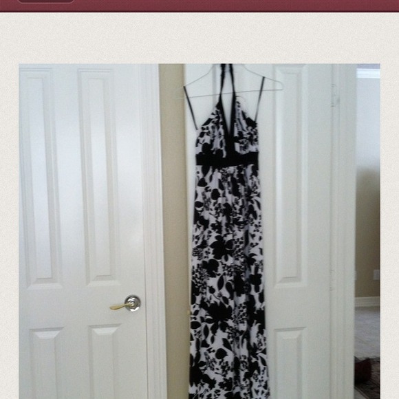 🎉🎉SALE🎉🎉Maxi Dress🎉🎉 - Picture 2 of 4