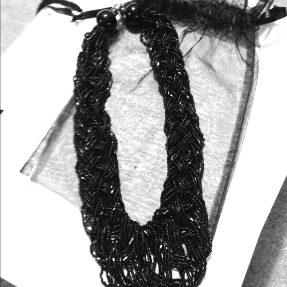 **Keeping**Beaded black Necklace