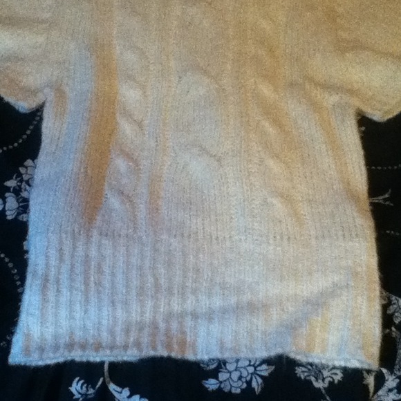 cream colored short sleeved sweater - Picture 3 of 3